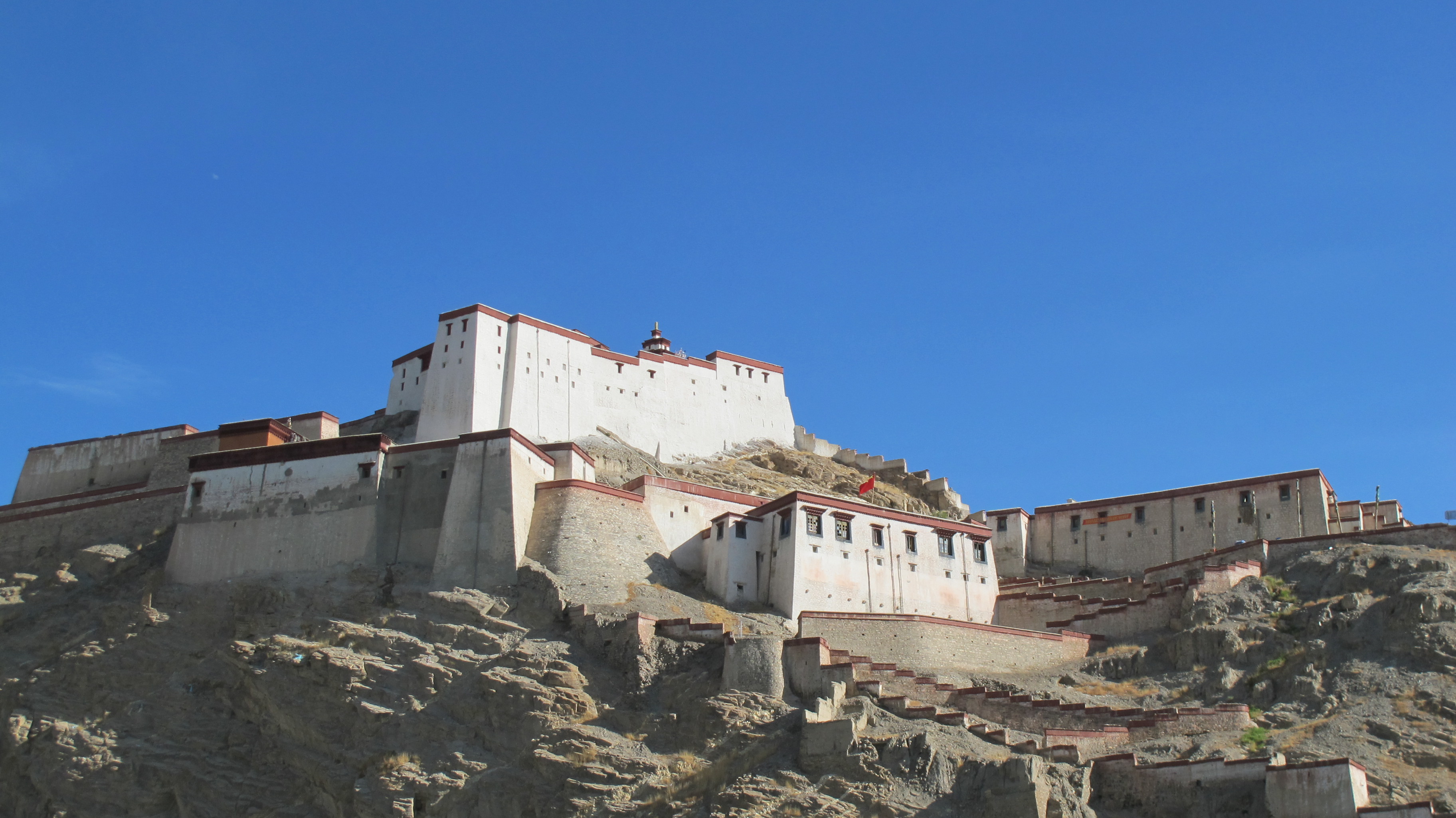 阳光下的江孜宗山城堡。
