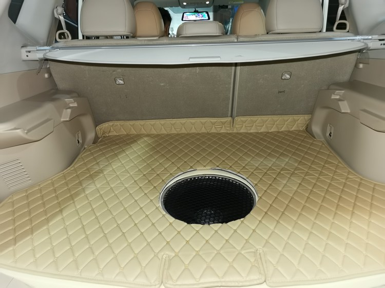 12寸超低音带来的低频效果十分澎湃劲爆，配合前后声场喇叭，让声场效果更加立体。 ...