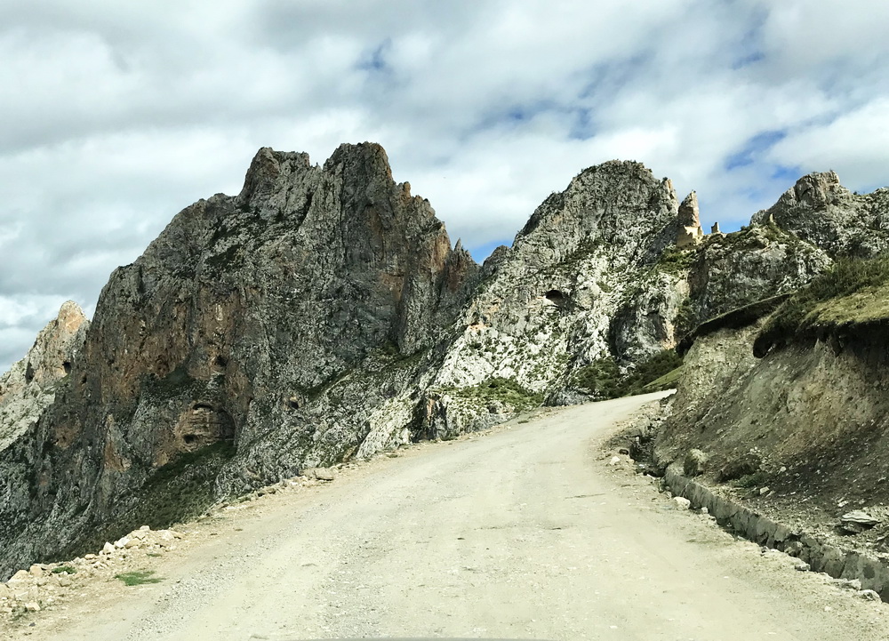 登孜珠山的盘山道。