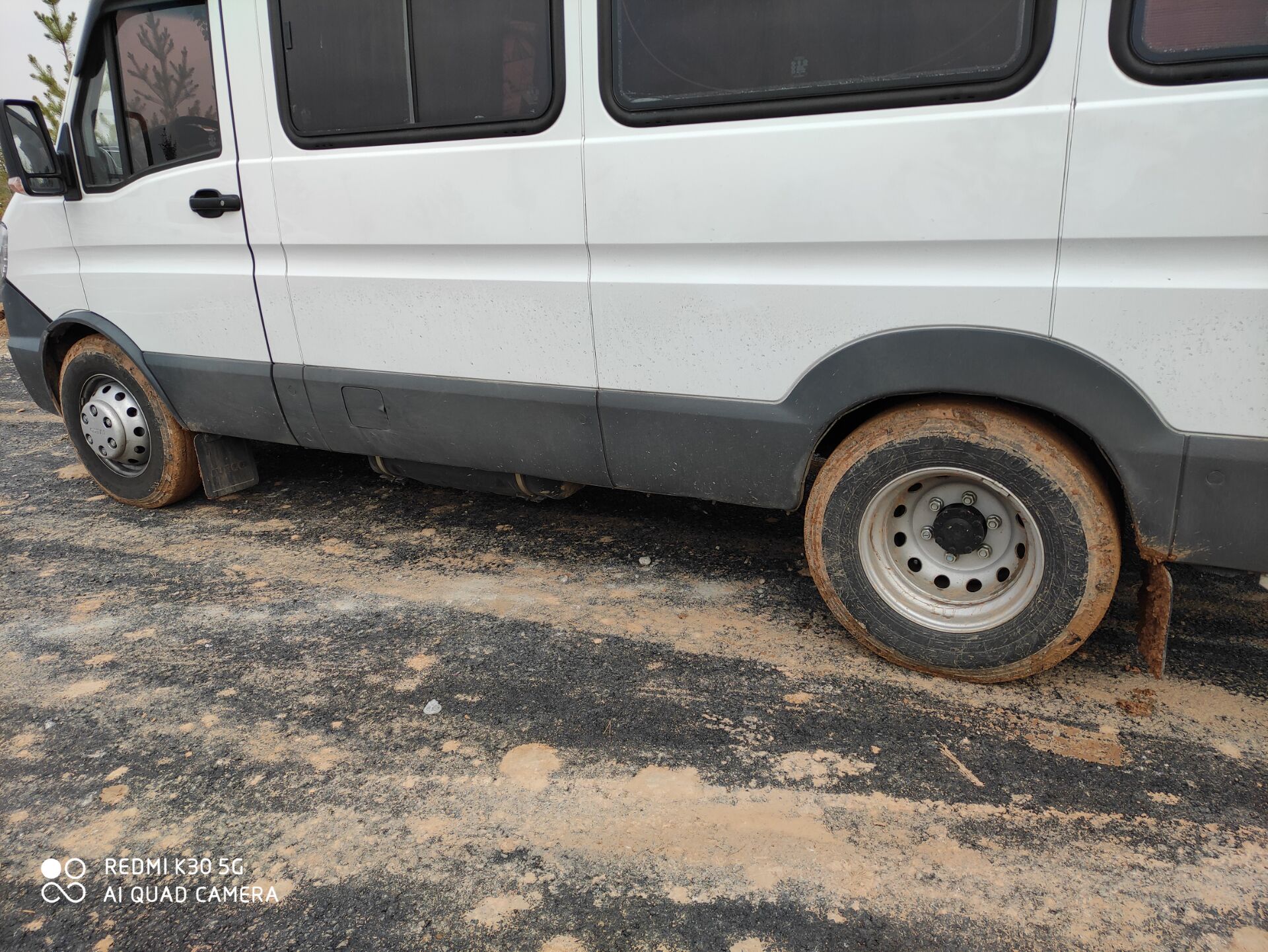 车子6个轮胎都是泥巴