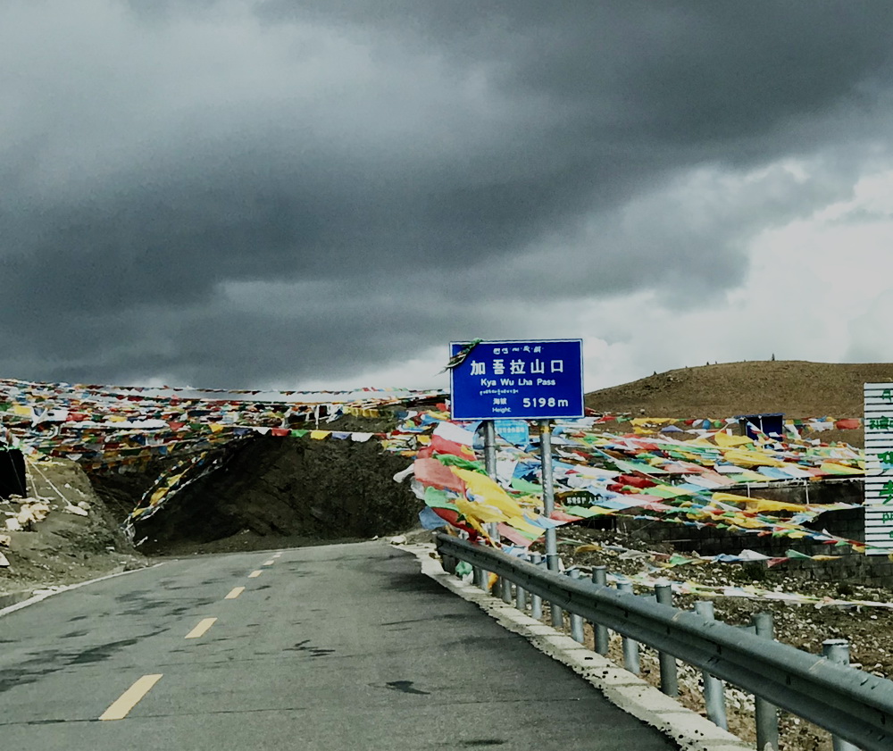 返回加吾拉山口海拔5198米。
