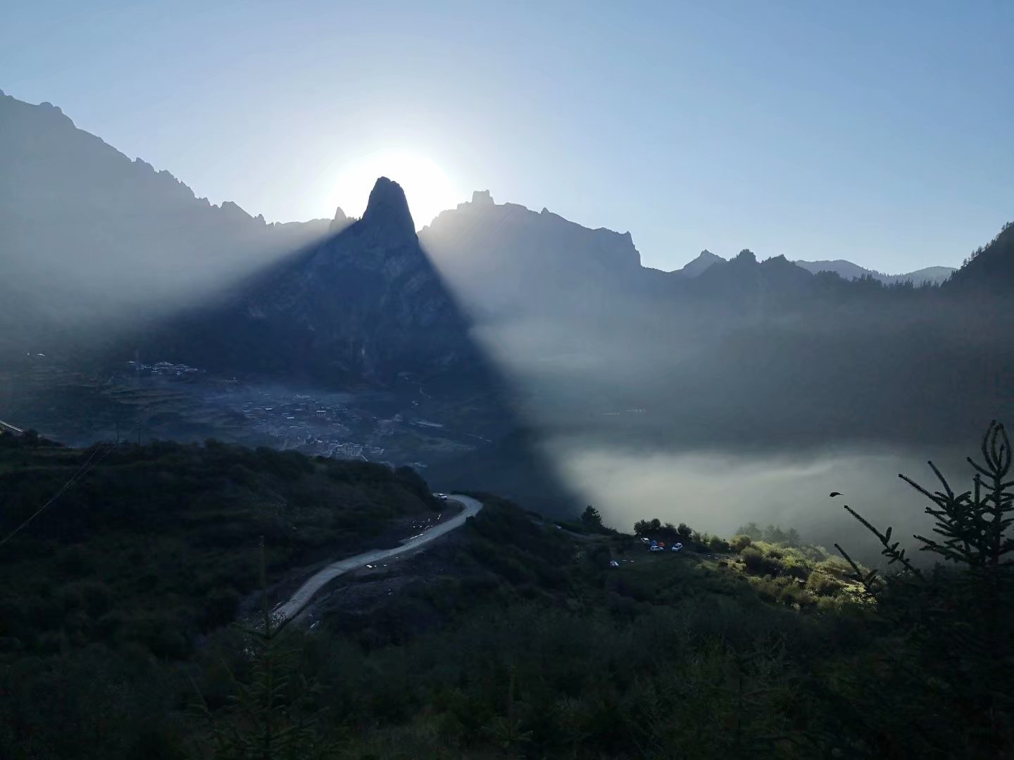 太阳跃出了山顶，山间云雾缭绕，炊烟袅袅，宛如天堂，不由得就有一种莫名的感动，那是一种许久未见、远离繁 ...