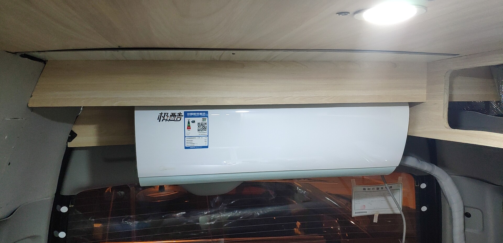 空调前方搞一块板，右侧搞一个吊柜，然后底部用板封上，板上包层皮，就基本解决了后部复杂的收口问题。 ...