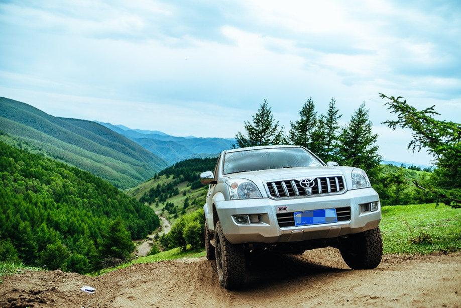 单人单车停车拍照，此时手刹和P档要是失效了，我的车也就死翘翘了