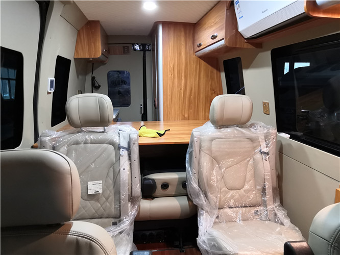 后排的卡座座椅折叠起来可以隐藏在床下面，所以后排卡座位置也是床的位置。 ...