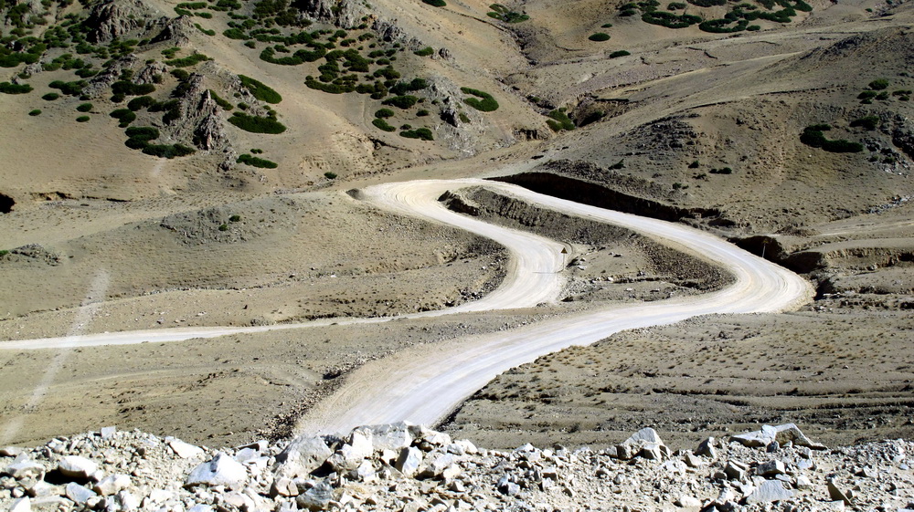 由萨嘎经Z717土路段去定日，据说这是一条景观大道，可看到西夏邦玛峰和珠峰！如果说中北线有一错再错，那这 ...