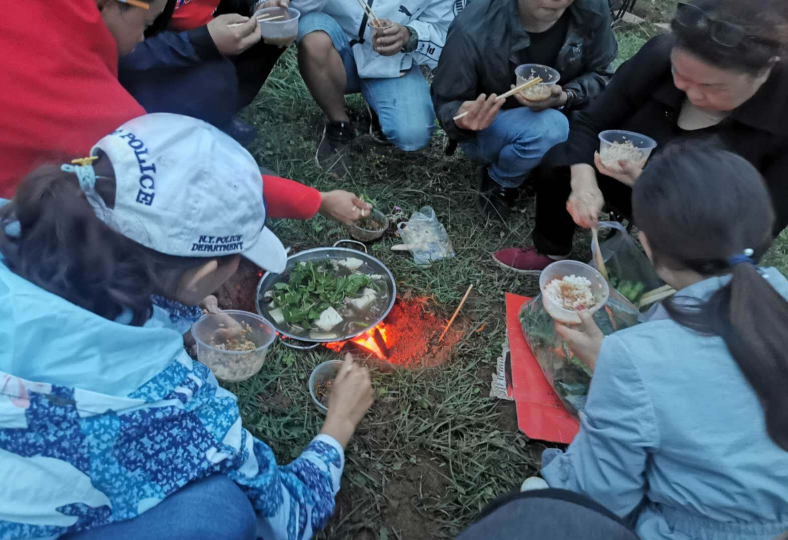 通过努力，大家吃到了真正的“”地摊火锅“”