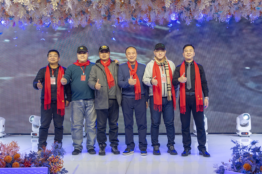 青分年会在热闹的气氛中落下帷幕，jialin007、鹰扬天下、涛声依旧、焦皮、黑头鱼、yiyi629台上合影。年会的 ...
