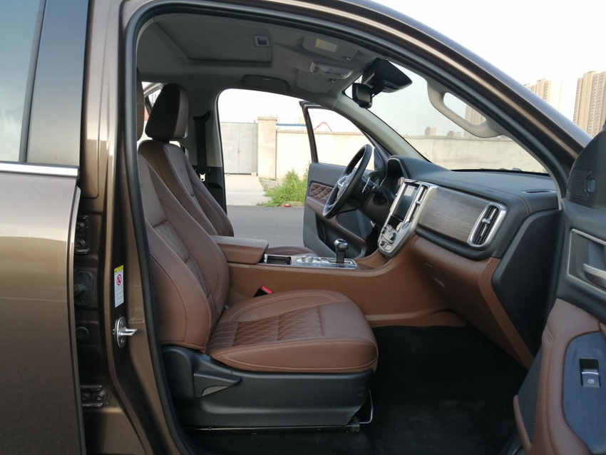 大面积的软皮包裹，搭配亚光金属质感的装饰件，让炮的内饰兼具舒适性和豪华感。 ...