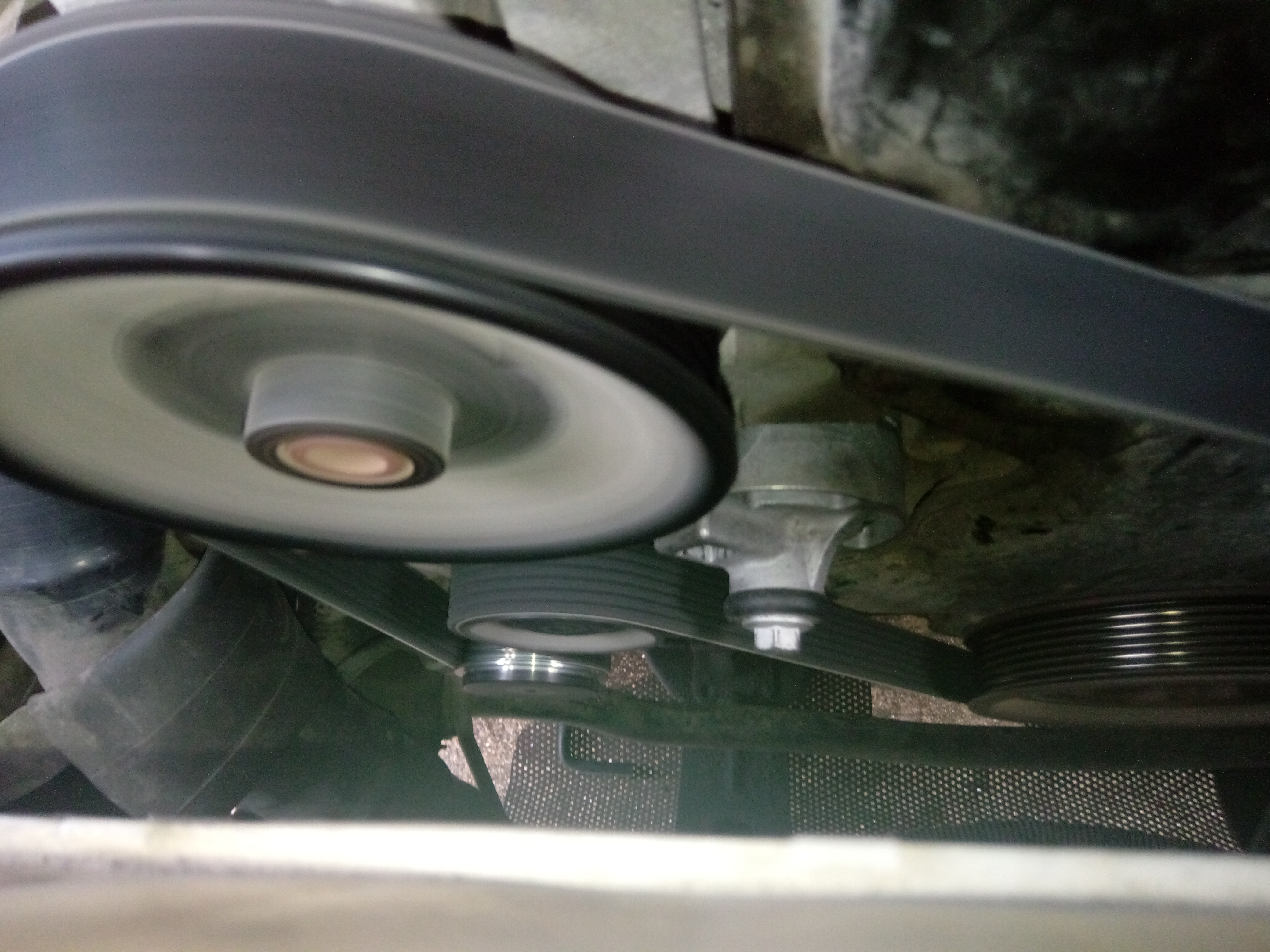 启动发动机，涨紧轮不再跳动了，皮带也不再抖动了。完全正常。