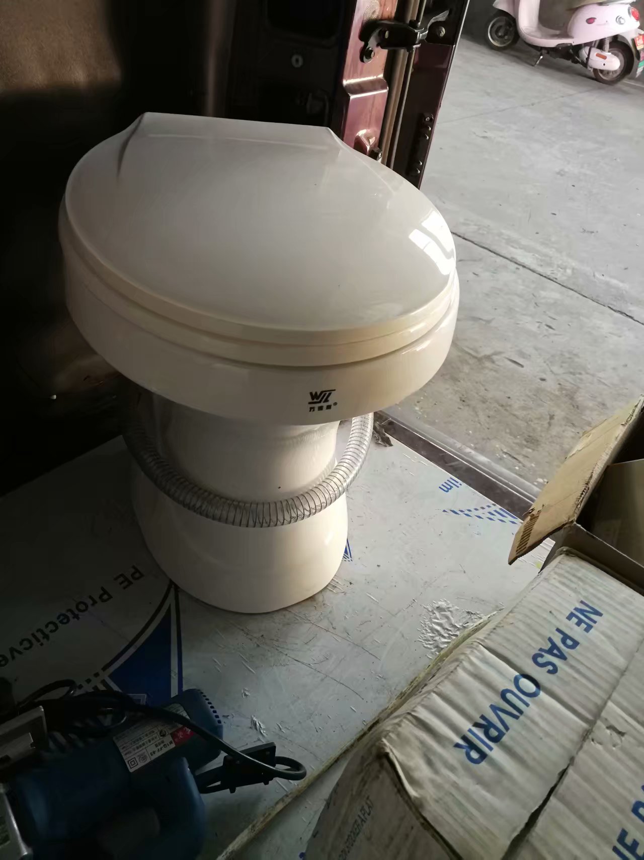 电动马桶，搬上来试试位置合适不？开始时是这样斜着安装的，使用一段时间发现占用空间，就摆正了。 ...