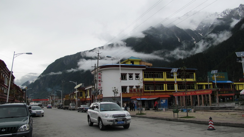 云雾缭绕，当年的波密镇。