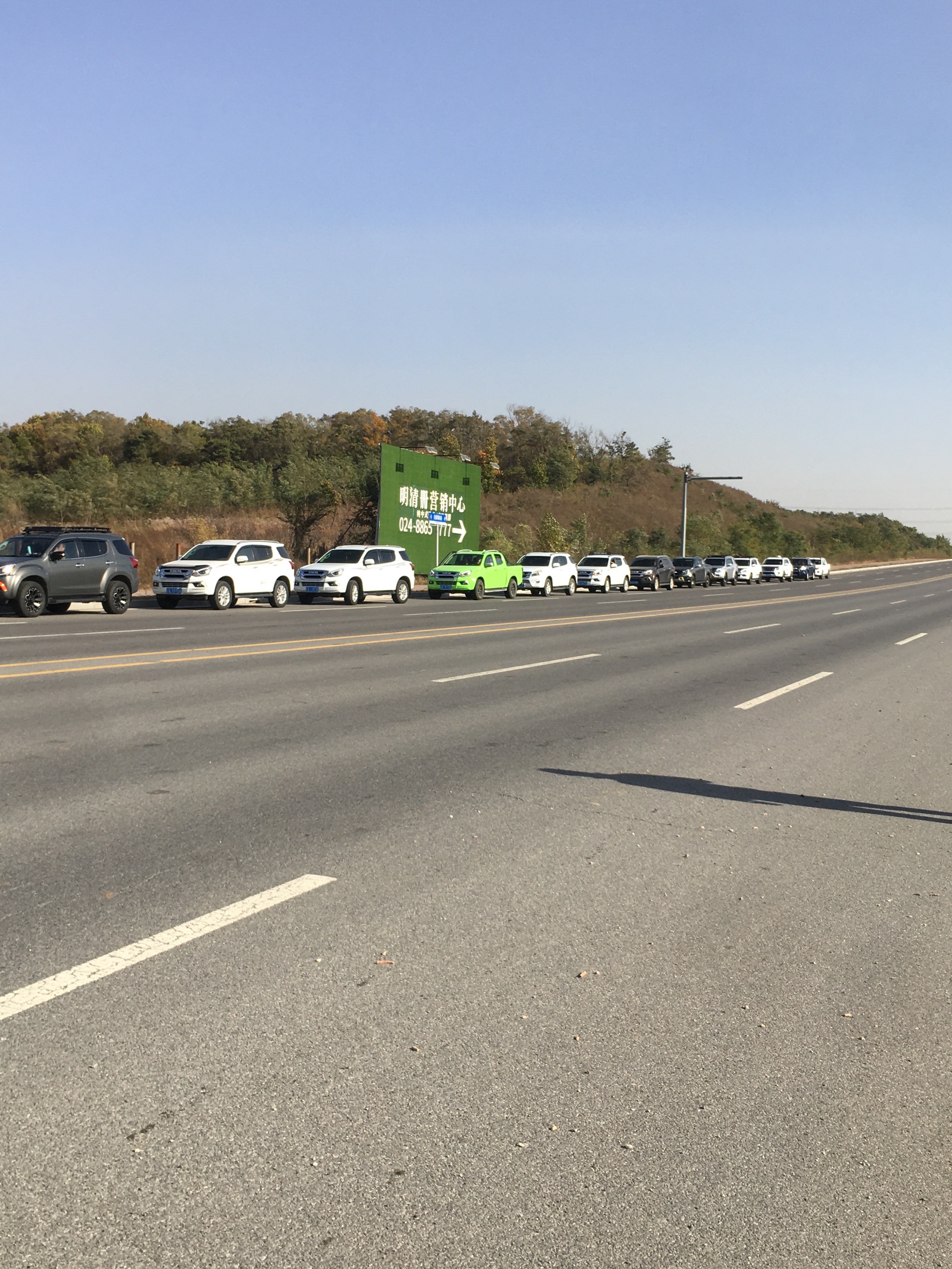 车辆整齐的在越野场地门前集合，准备进入越野场地！马上就要开始浪了