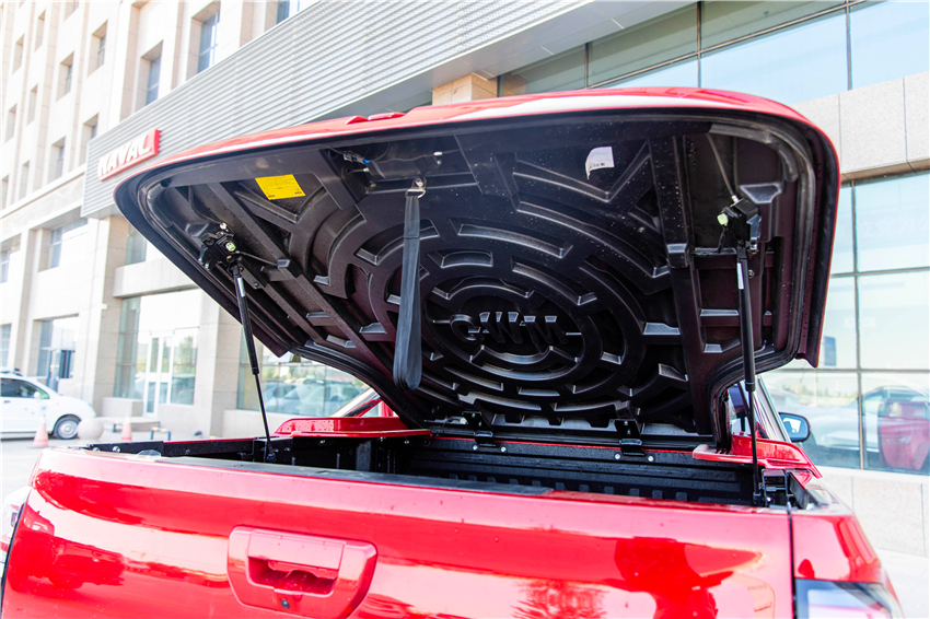 后备箱可以选装龙门架和尾箱盖有很多的选择。