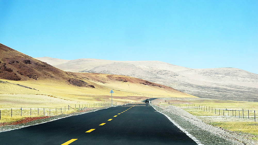 荒原上色彩飞扬！路两旁，工人们用五彩砾石铺装。筑路工人的审美情趣可见一斑！（要想成为世界强国，除了理 ...