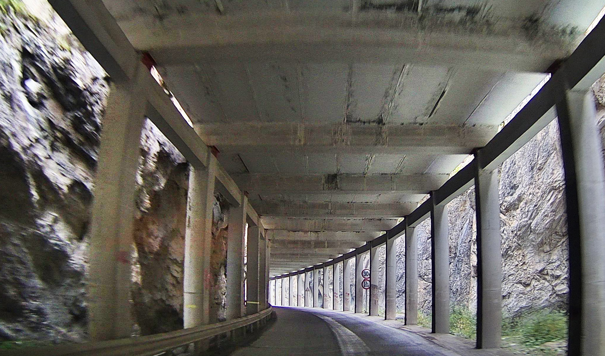 挡“飞来石”顶棚成川藏线一景