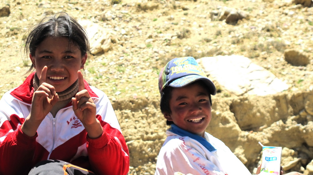 错车瞬间，抓拍到的灿烂笑容，犹如他乡遇故知！