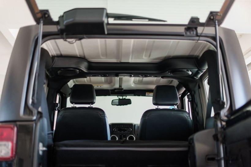 其实仔细观察就可以发现牧马人的车顶由前排两块盖板和后部车顶组成，要拆下来并不困难。而且牧马人车厢内自 ...