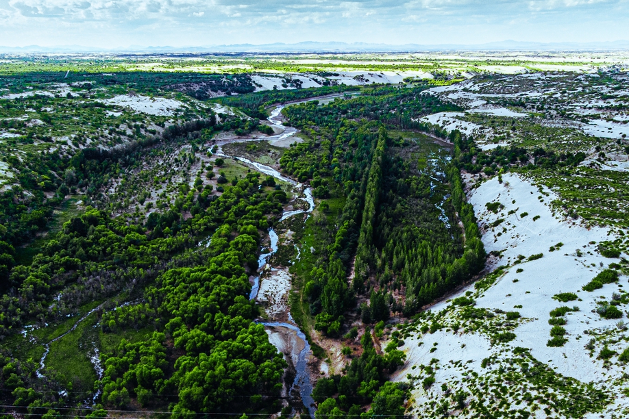 草原配河流才算真正的草原，我拍个沙地假装一下