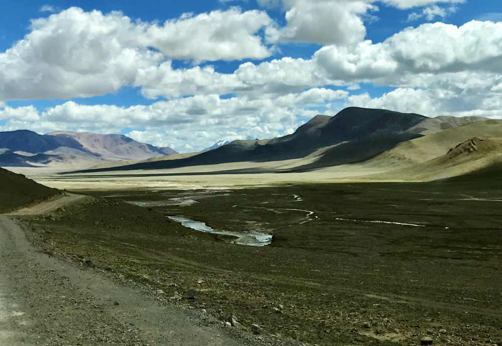 沿砂石路继续前行。顾不上看那山、那水、那云！