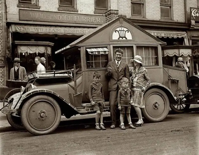 van-life-in-the-early-1900s-detroitdiesel.jpg