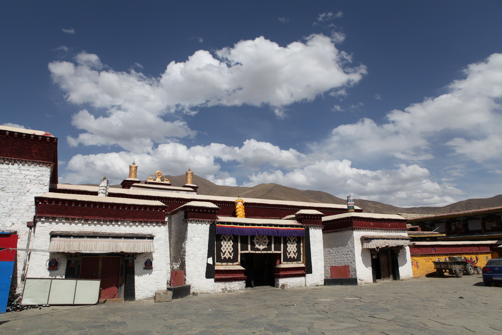 泽当县昌珠寺，内有文成公主珠画。