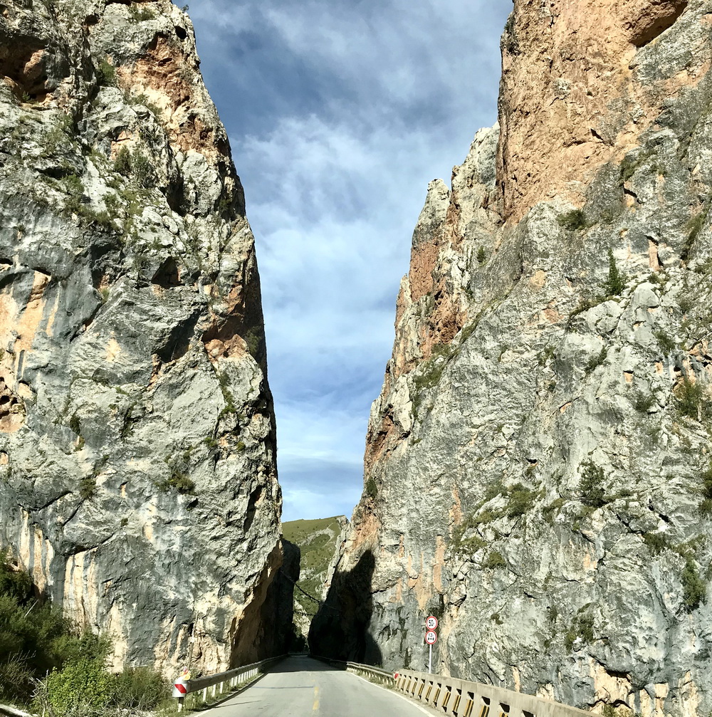 国道214穿越瓦户那的一线天。