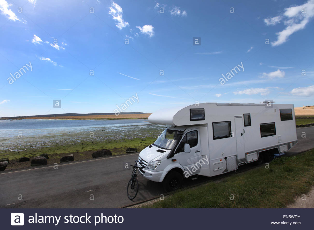a-camper-van-pictured-in-a-beauty-spot-in-keyhaven-the-new-forest-EN5WDY.jpg