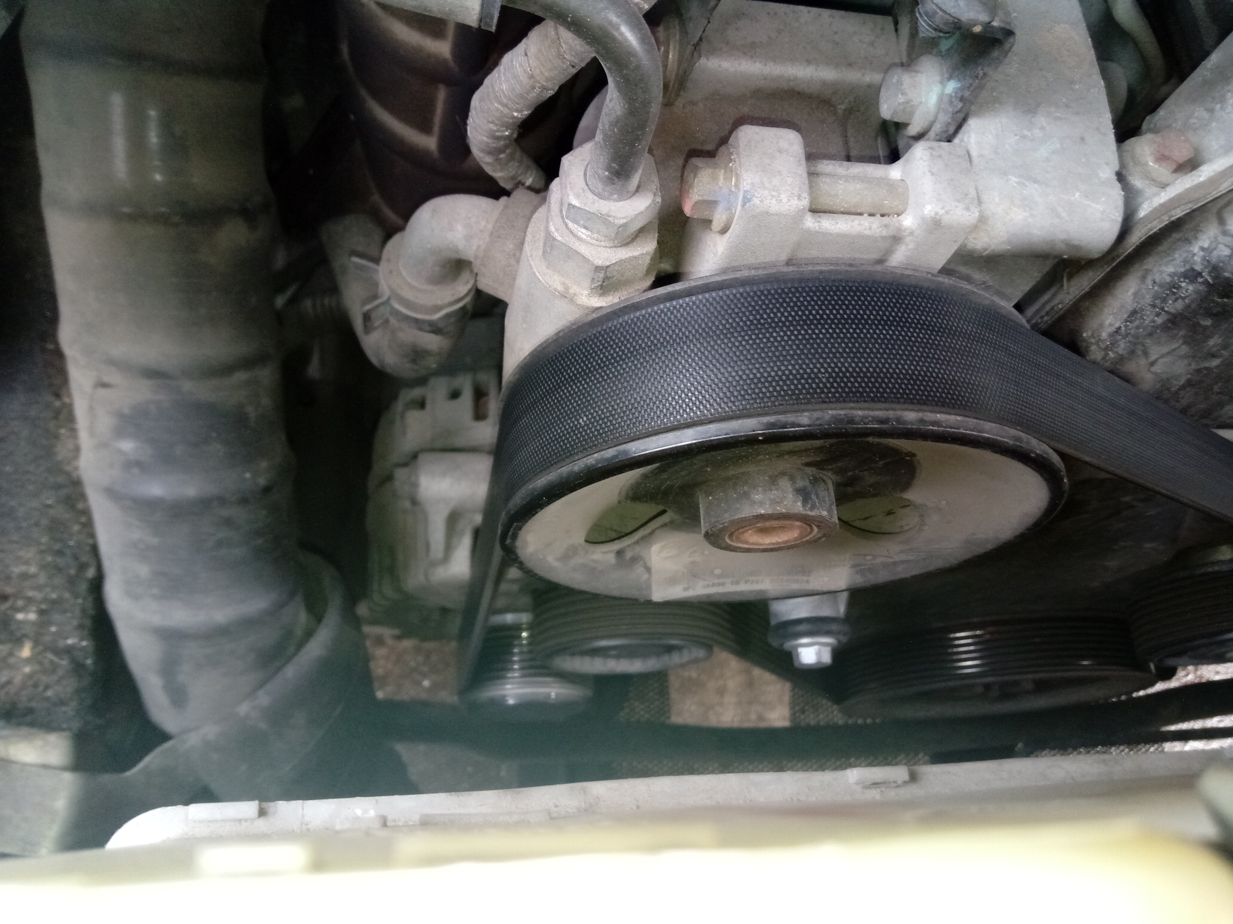 先拍下来皮带的图片，等一下再装车时按原样装回就行了。发电机单向轮坏了，现象是发动机怠速声音比正常大很 ...