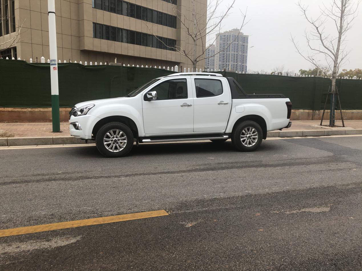 硬朗的侧身，这种车型还是比较讨男人的喜欢，底盘也很高。