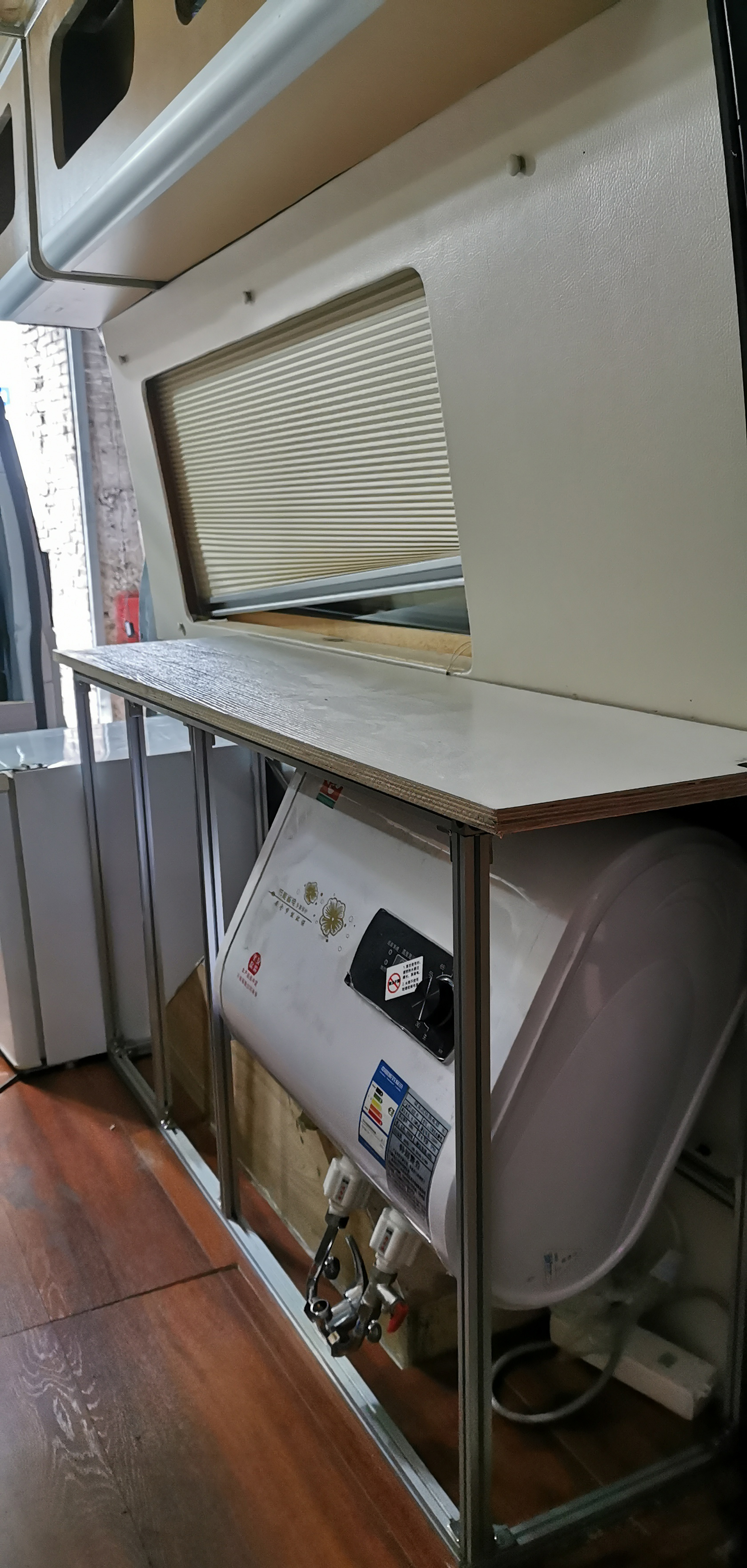 这个位置计划放一个热水箱，是40升的热水箱，功率2000W，最后还是放弃了，感觉房车用电功率太大，有安全隐 ...