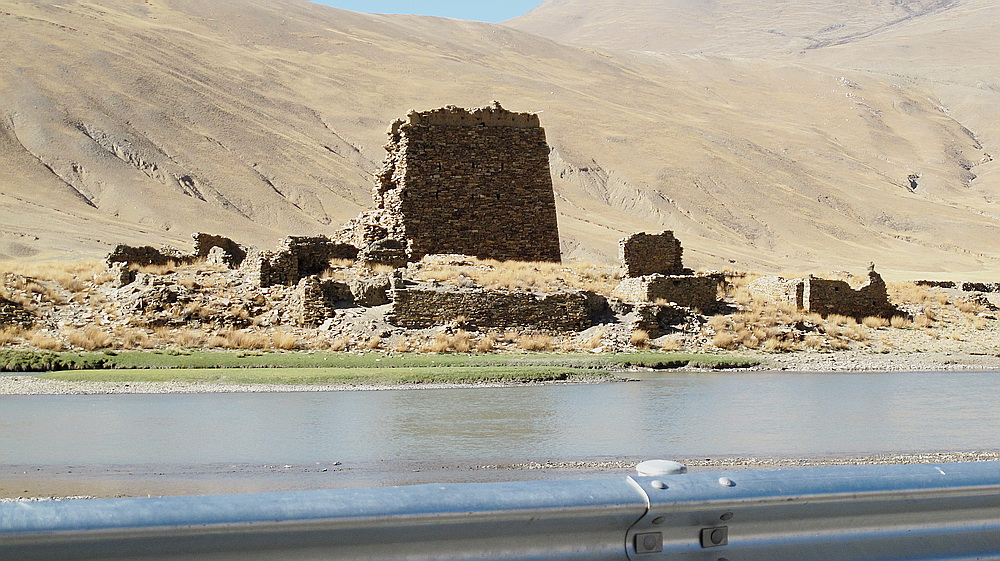 雅江支流旁有多处碉楼遗址。据说是当年防尼泊尔进犯的军事设施。