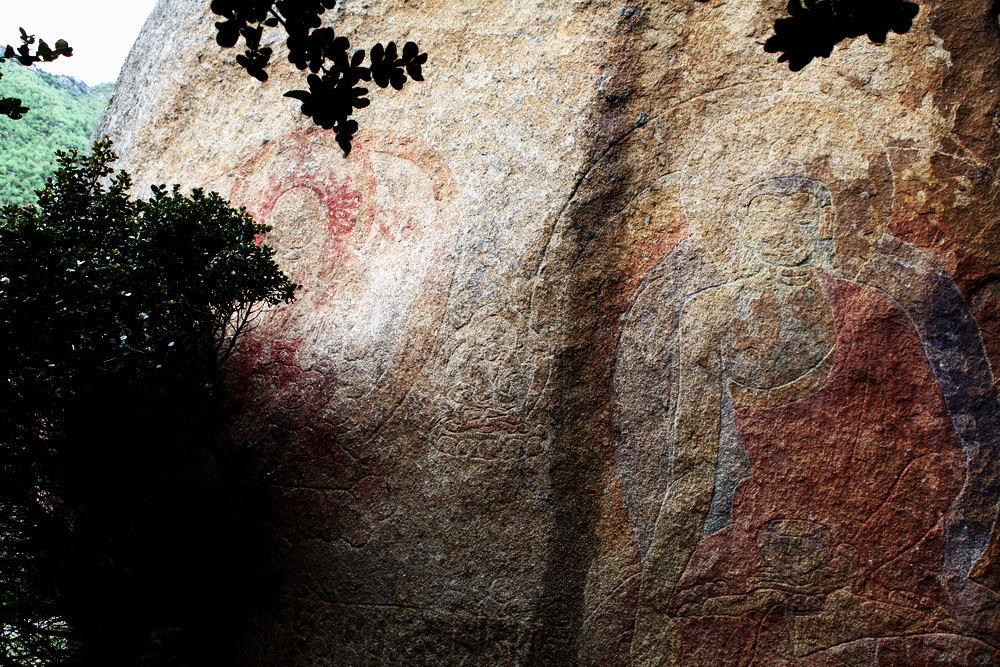 茶马古道边的佛像。