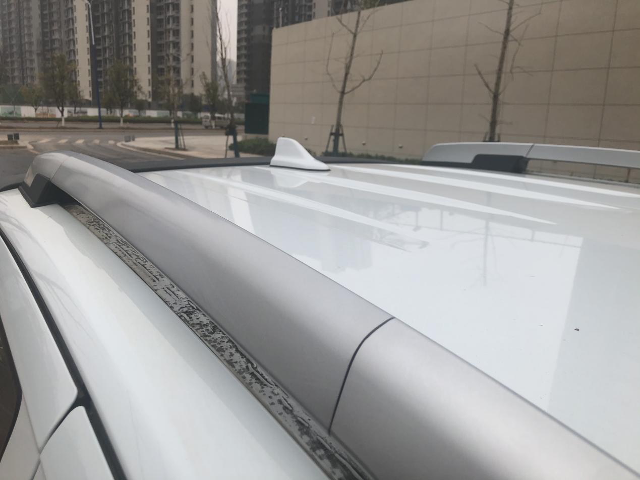 车顶的样子，还有行李架呢，这个东西偶尔也会用得上。