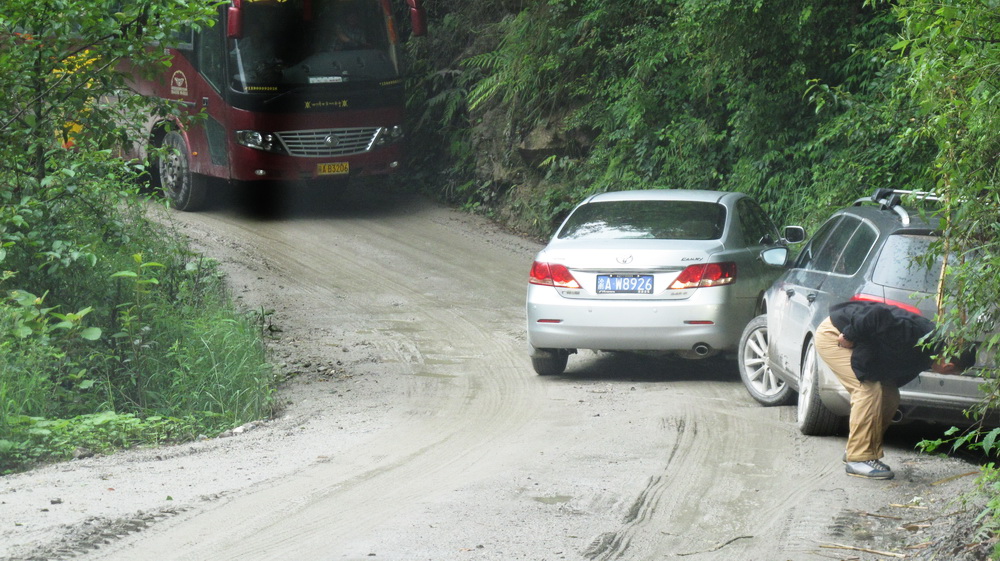 当年通麦天堑错车，心惊胆战。不慎，掉下山崖是常事。
