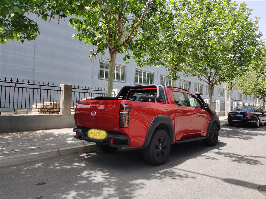 这样的大块头很是招人喜欢，停在路边引来了很多人的观看，气场十足。