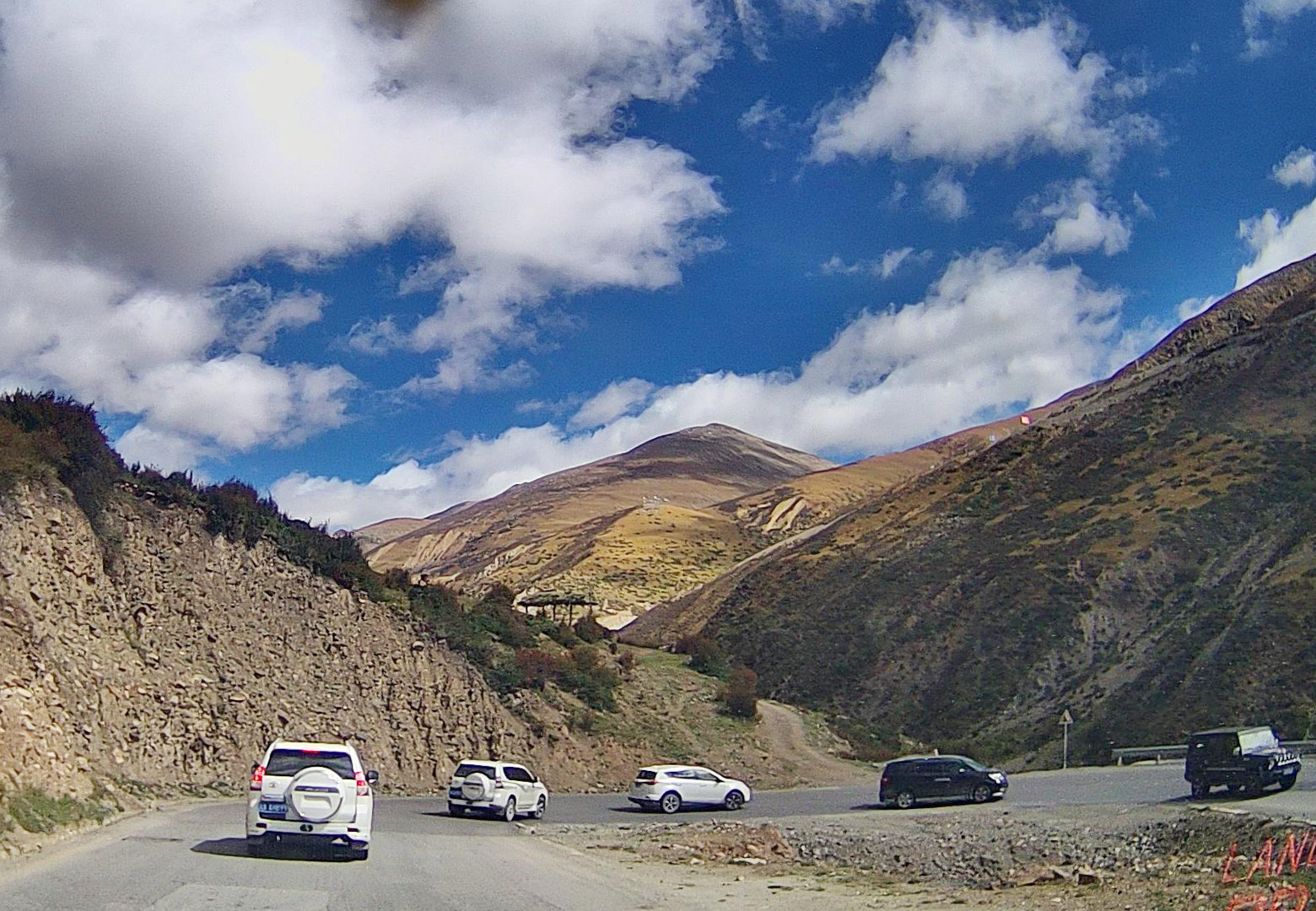 翻越东达山路上