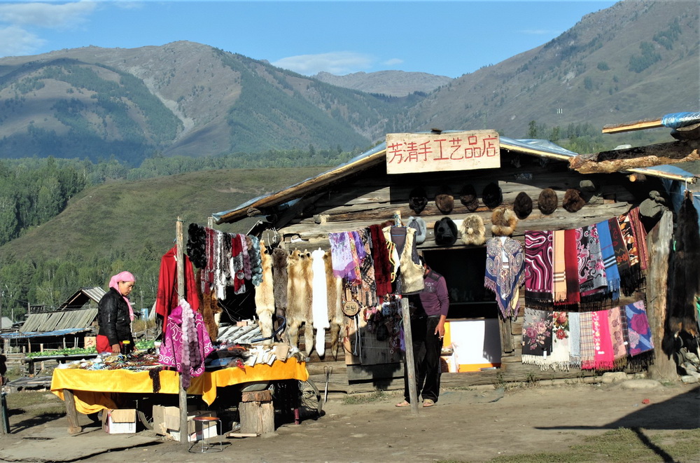 禾木村小集市。