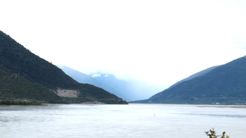 尼洋河与雅鲁藏布江交汇处。(俗称两江汇流处）