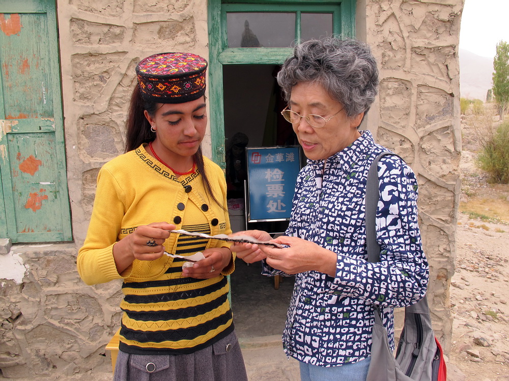 在检票处与塔吉克姑娘攀谈。