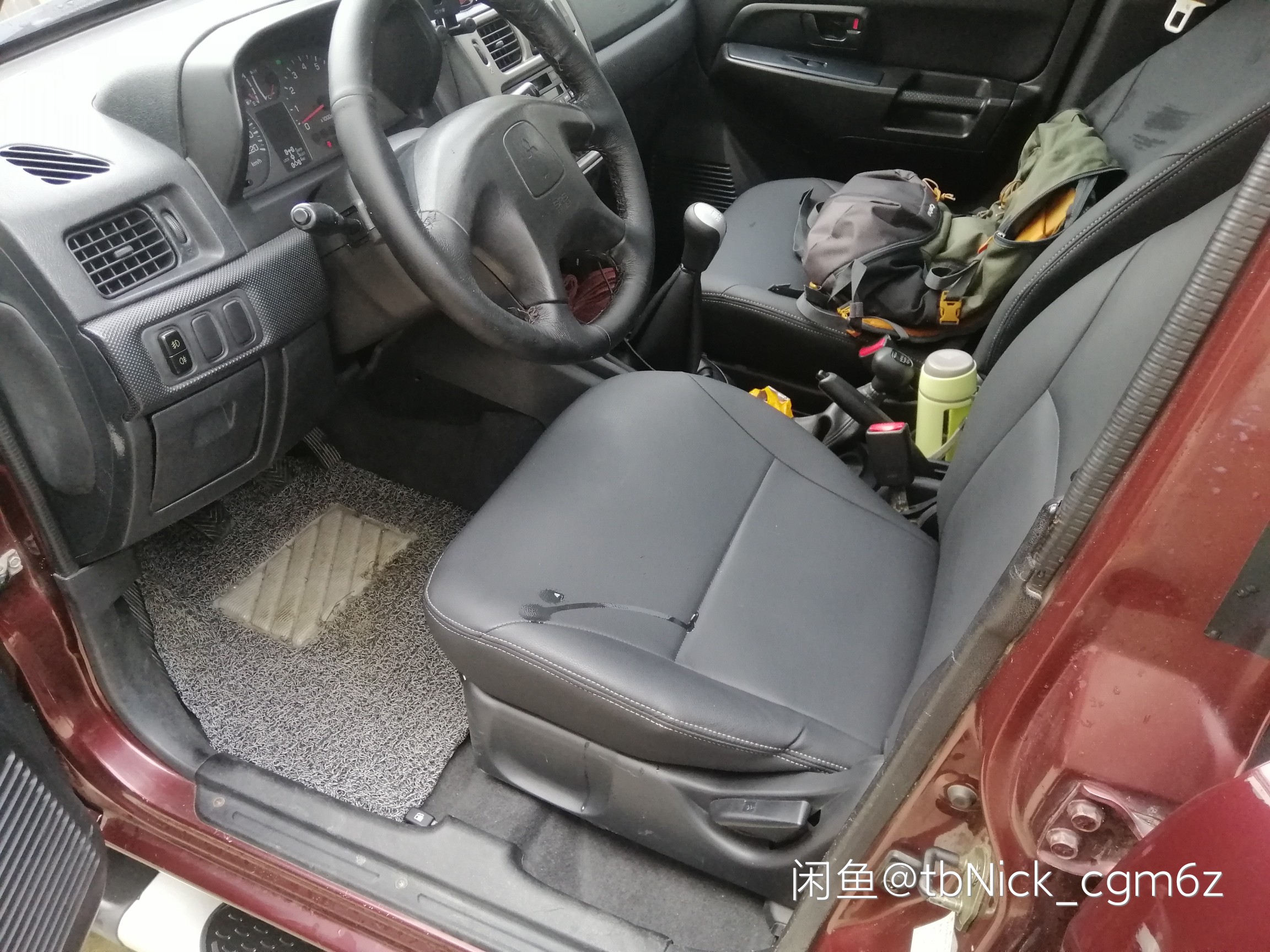 内饰全新的地毯及座椅进口超纤包皮。