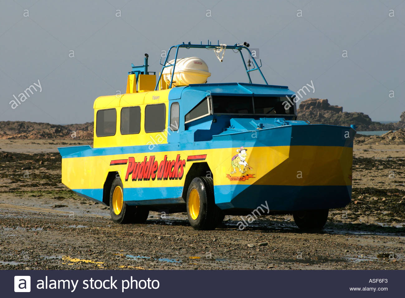 amphibious-vehicle-taking-tourists-to-elizabeth-castle-at-low-tide-ASF6F3.jpg