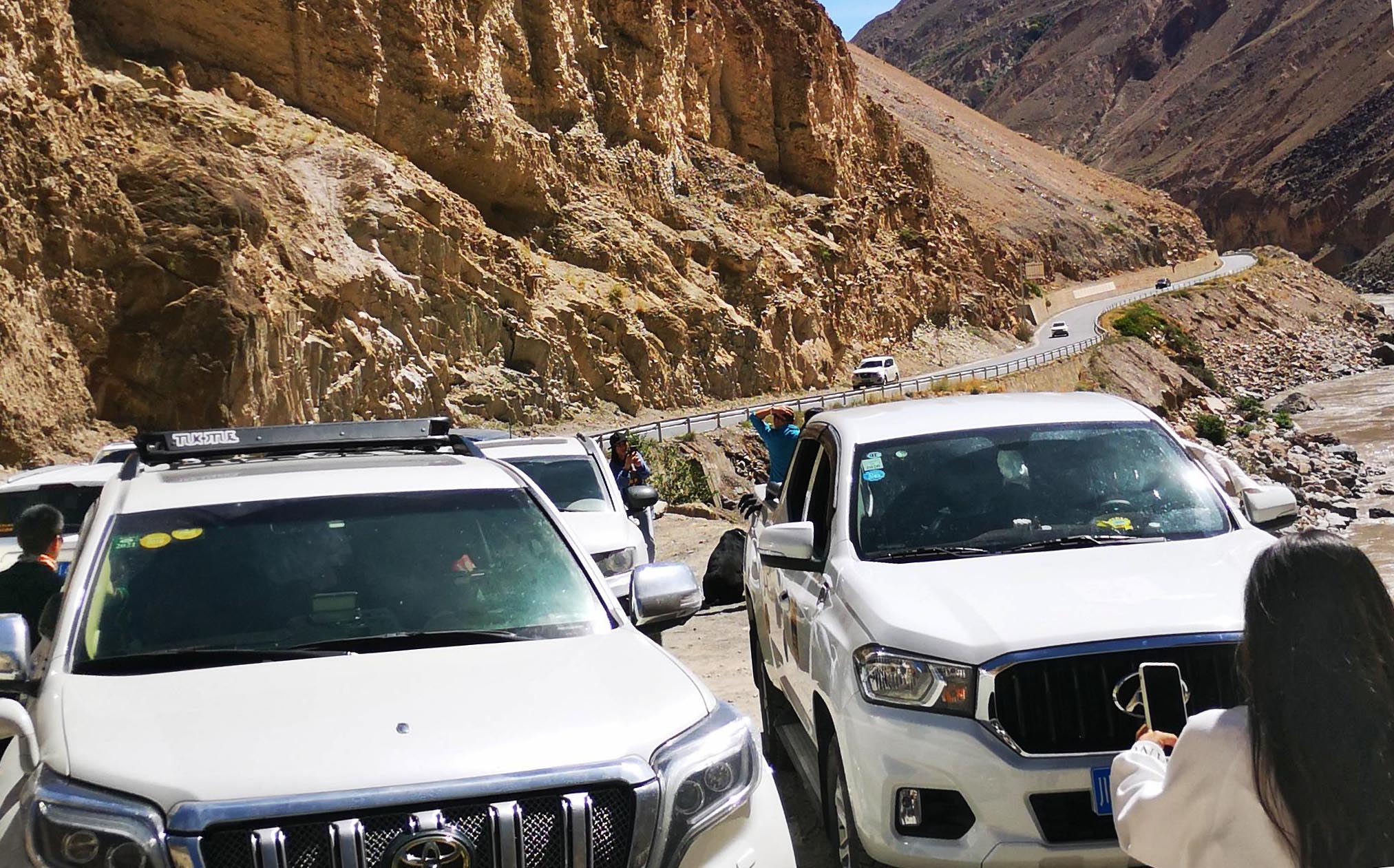 车从72拐下到落差近2千米的怒江桥旁稍息