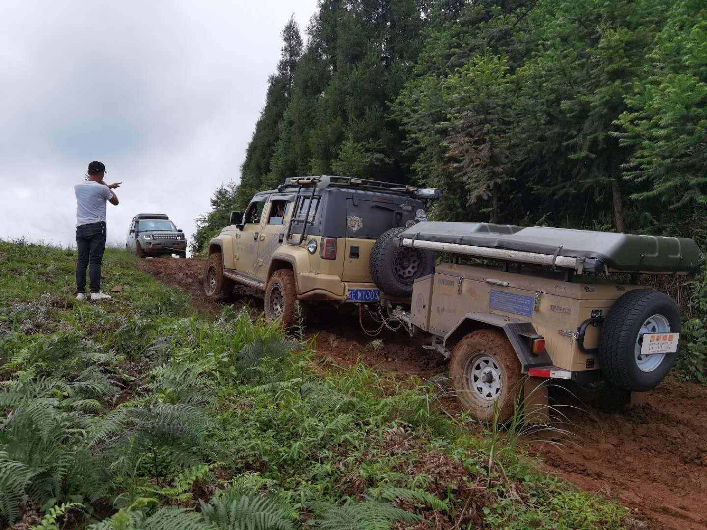 天公不作美，天上飘着淅淅沥沥的小雨，道路因为泥泞湿滑，王不二童鞋的BJ40拖着半挂车无法冲上这个陡坡，大 ...