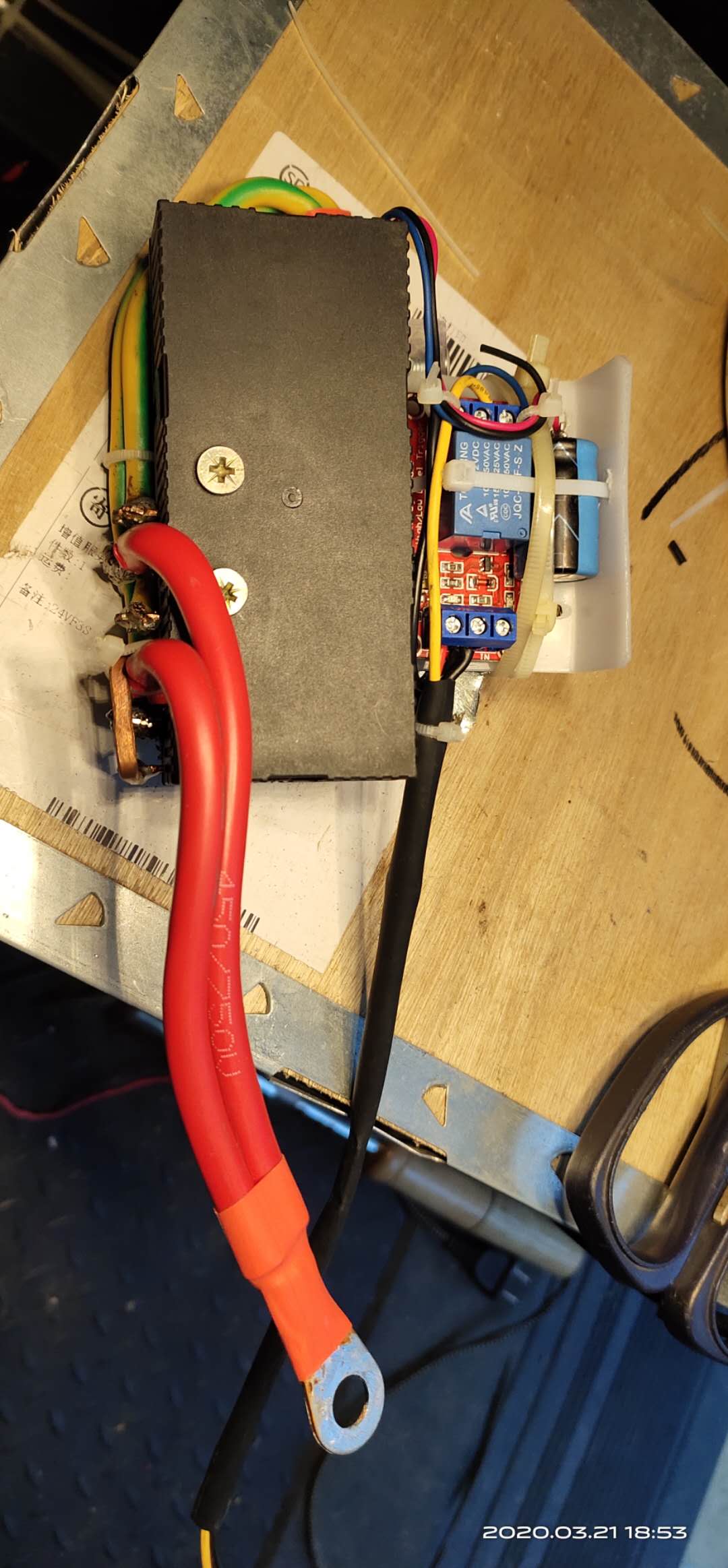 加装了一个磁保持继电器和控制电路，发动机工作时才通电线充电模块