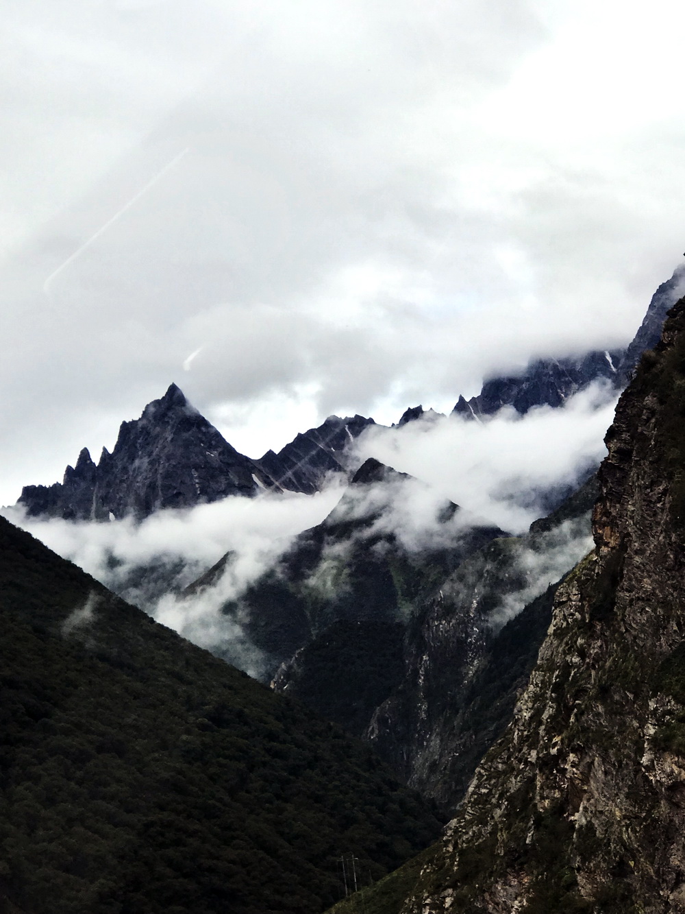 云雾缭绕的山峰。