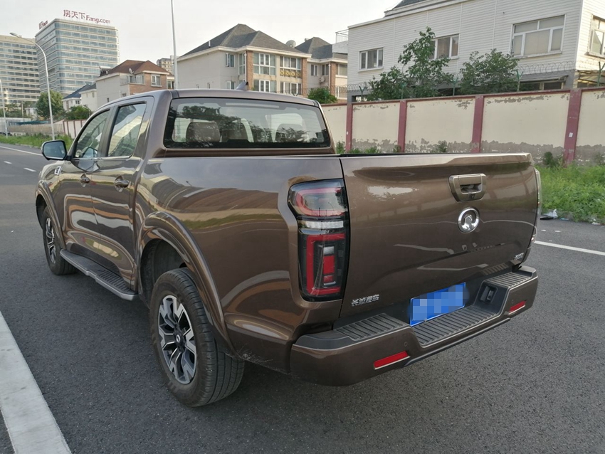 LED的后尾大车灯，看上去很大气。