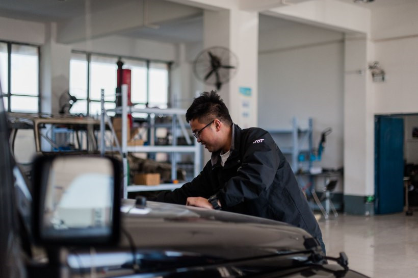 “来来来，俺教你如何快速打开牧马人的机盖”