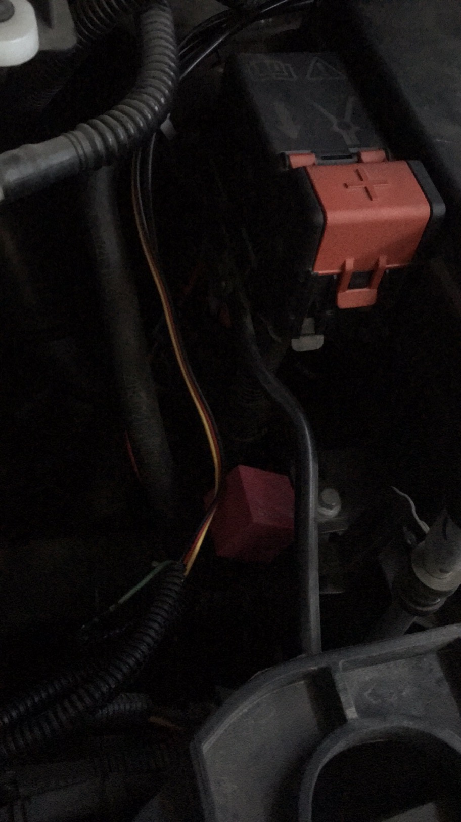 继电器安装位置在左边大灯旁边的保险丝盒子方便取电和后期维护。