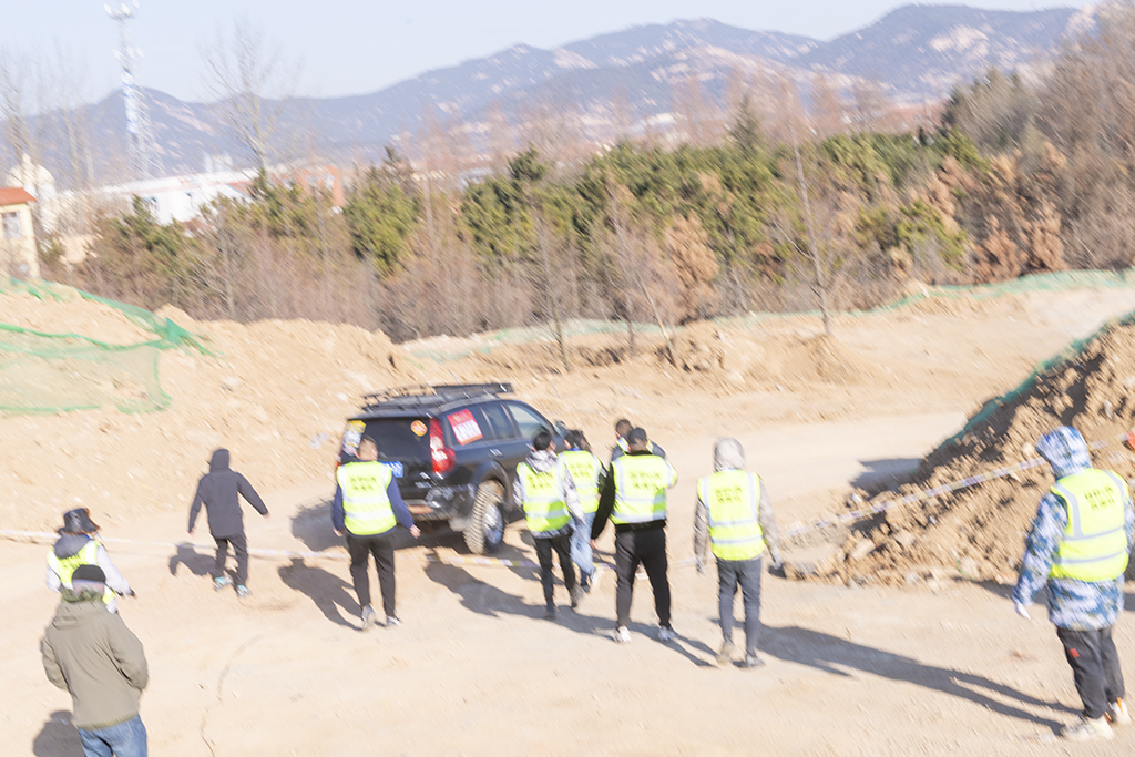 这是几号车也看不群亮了，等我跌跌撞撞地跑过来救援队已经把车推出赛道外了 ...